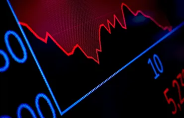 Print de plataforma de negociação mostrando gráfico de linha vermelha com alta volatilidade e tendência de queda, sobreposto a linha azul ascendente.