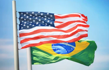 Bandeiras dos Estados Unidos e Brasil ao vento