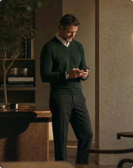 Homem digitando no celular