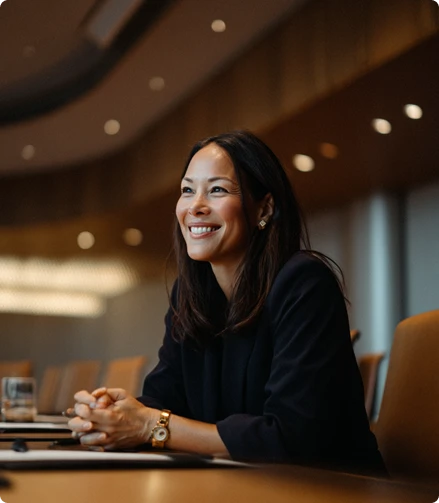 Empresária bem sucedida sorrindo em uma mesa de reunião